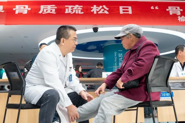 近日,西安交大一附院榆林医院组织骨科、内分泌及康复科骨干医护开展骨质疏松公益义诊