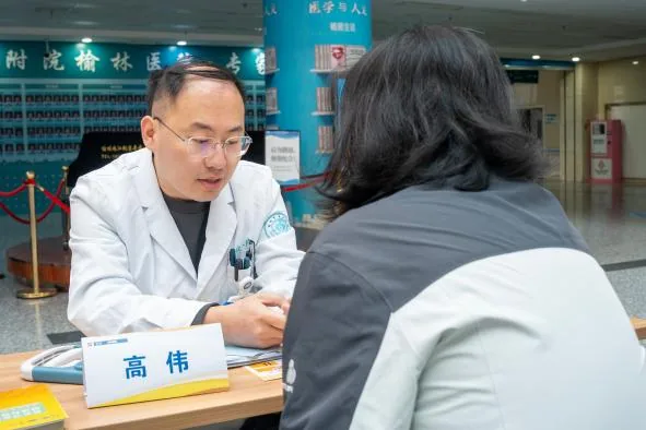 近日,西安交大一附院榆林医院组织骨科、内分泌及康复科骨干医护开展骨质疏松公益义诊
