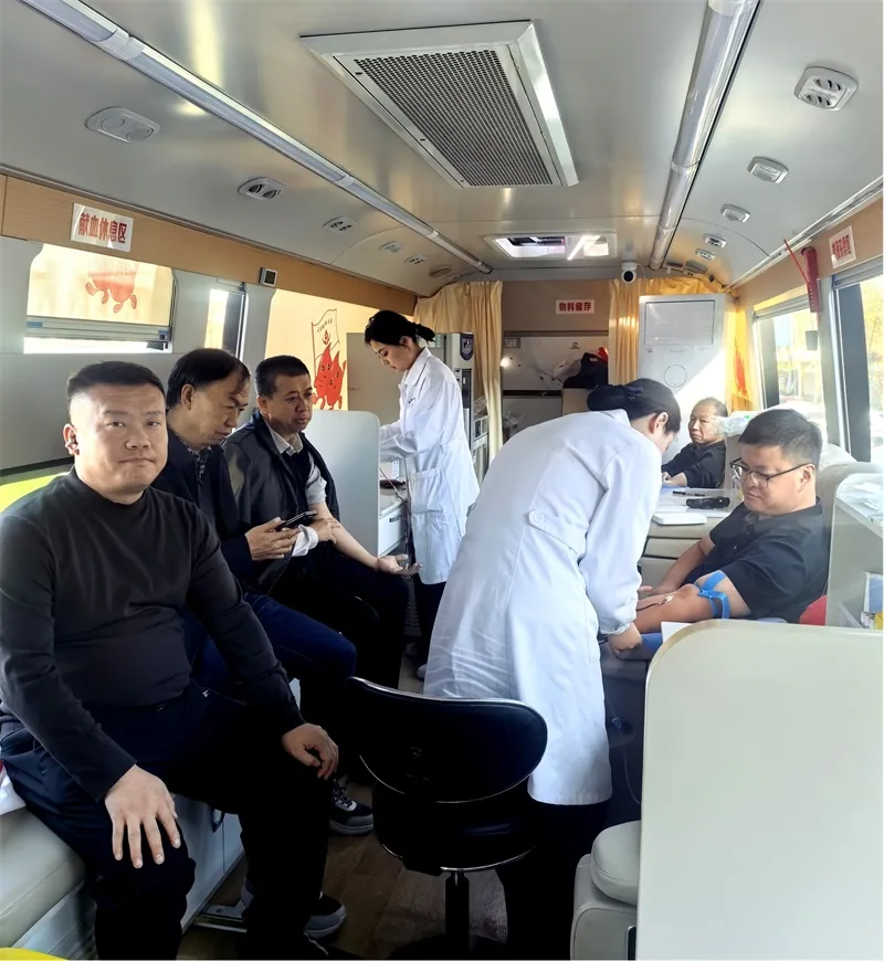 爱心市民挽袖献血，传递温暖力量