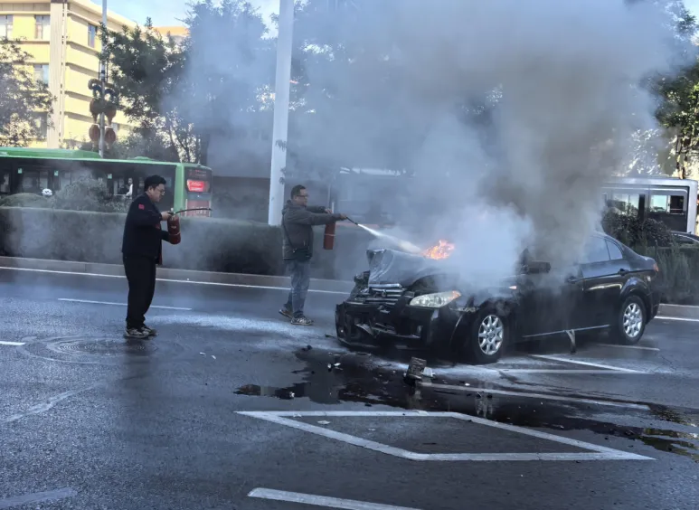 人保财险榆林市分公司值班人员快速扑救单位门口车辆火情