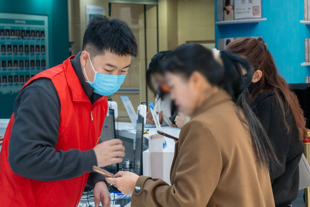 近日,西安交大一附院榆林医院组织骨科、内分泌及康复科骨干医护开展骨质疏松公益义诊