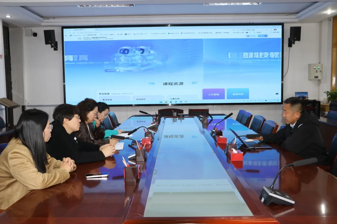 10月22日,榆林实验小学组织全体信息科技、科学教师集中参加榆林市中小学人工智能通识教育线上培训(小学专场),学习神木四小贺向艳的课堂经验与专家备课指导
