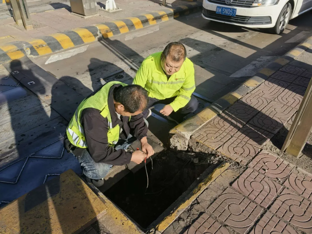 近日,榆林南机电运维专班抢抓封冻前窗口期,对牛家梁、古城滩、榆林南、鱼河收费站称台开展冬季专项维保