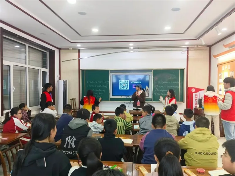 近日，榆阳区鼓楼街道普惠泉社区联合榆林大学能源工程、外国语学院开办“益路童行”周末公益课堂