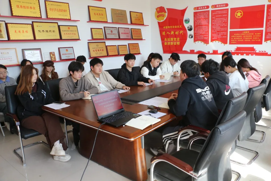 10月13日，榆林大学第一届学生会委员会第一次会议暨校院两级学生会联席会议召开