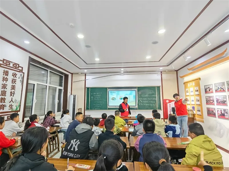 近日，榆阳区鼓楼街道普惠泉社区联合榆林大学能源工程、外国语学院开办“益路童行”周末公益课堂