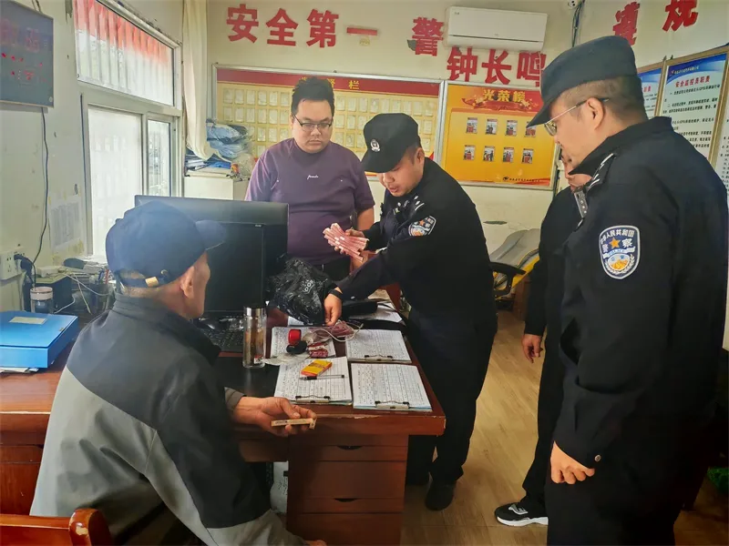 10月19日13时许,绥德县城关派出所接老人报警,称乘公交遗失装有5.5万元现金的背包且记忆模糊。