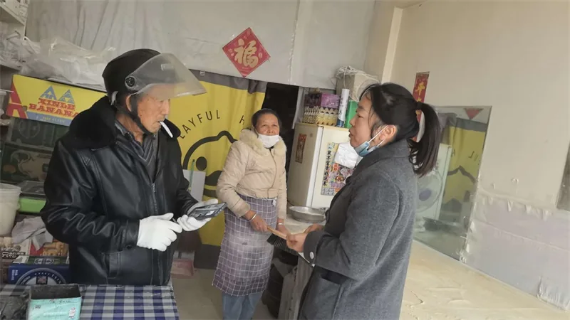 近日,榆阳区崇文路街道葡萄园社区采取“集中宣讲+入户走访”形式开展城乡居民养老保险专题宣传