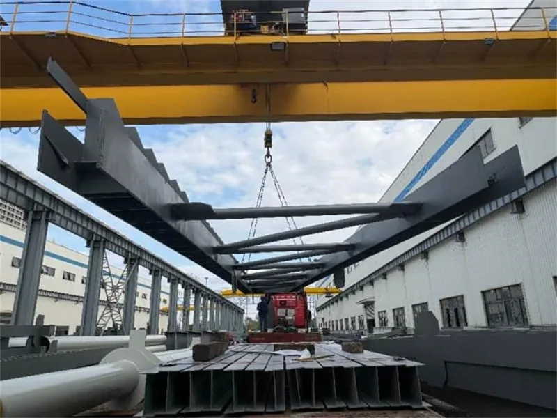 10月23日,至精钢构外高桥一厂扩容量替代项目首批主厂房屋架钢构件顺利发运。