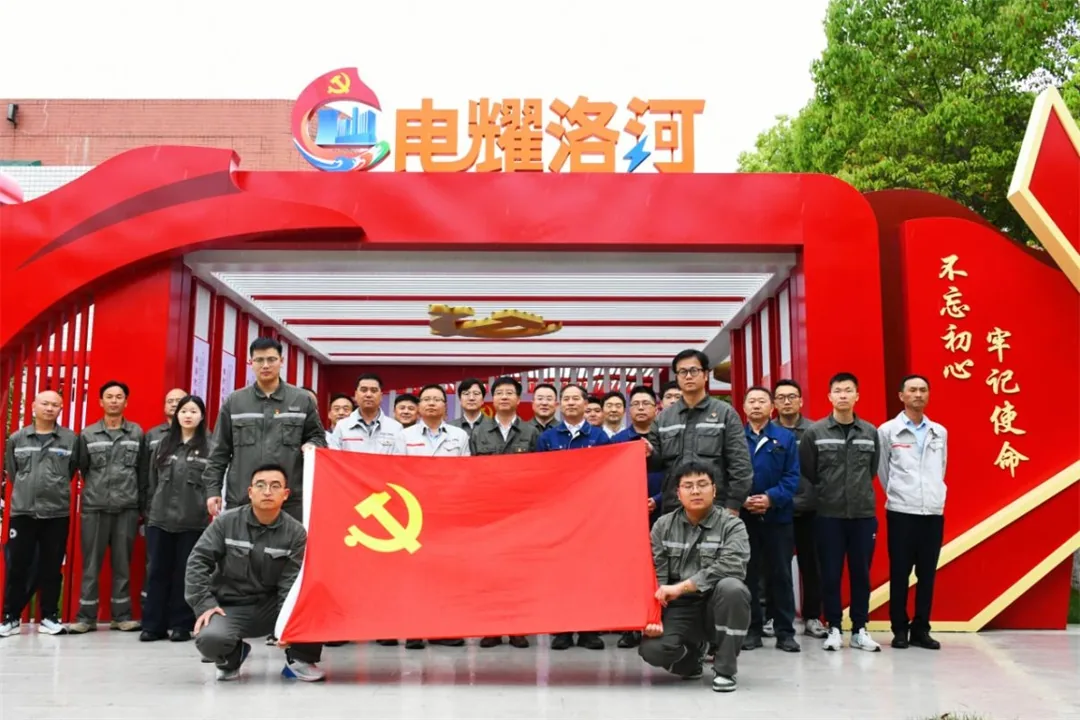中能建建筑集团洛河电厂四期项目以党建引领高质量建设,党员带头攻坚,运用数智化技术打造绿色标杆机组,同步培育青年人才,建成后将跃升为华东电网重要电源支撑点。