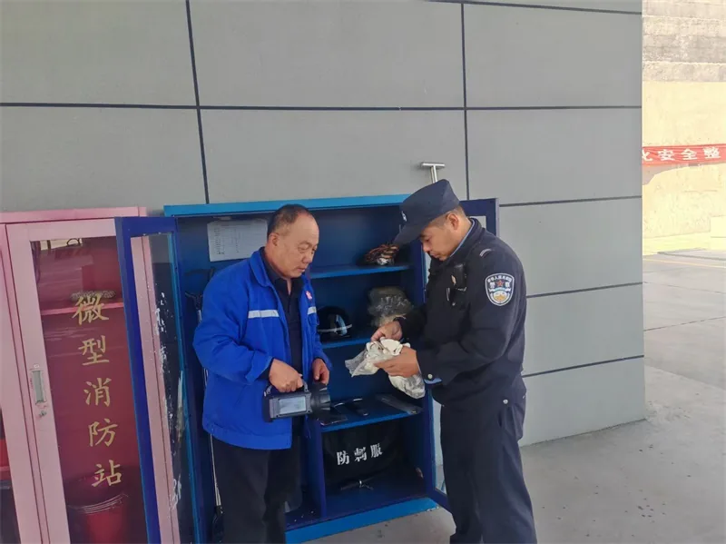 近日,吴堡县公安局寇家塬派出所组织民辅警深入田间地头、枣场、养殖场和农户家中,开展巡逻防控、纠纷化解、反诈宣传和安全隐患排查