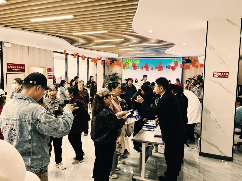 近日，榆阳区老龄健康服务中心、市中医院、驼峰路街道联合长虹路社区开展便民服务活动