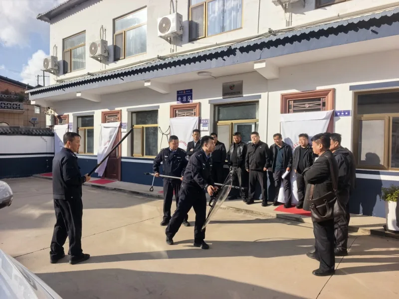 近日,绥德县公安局定仙墕派出所聚焦群众急难愁盼,开展反诈宣传、应急演练、矛盾排查等基层基础警务工作