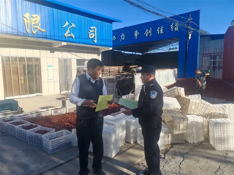 近日,吴堡县公安局寇家塬派出所组织民辅警深入田间地头、枣场、养殖场和农户家中,开展巡逻防控、纠纷化解、反诈宣传和安全隐患排查
