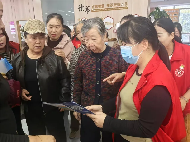 近日，榆阳区老龄健康服务中心、市中医院、驼峰路街道联合长虹路社区开展便民服务活动