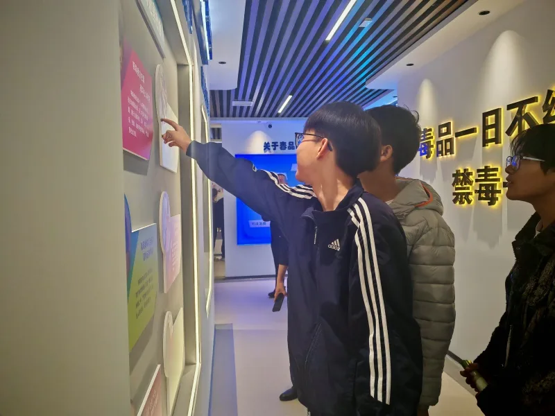近日,绥德县公安局联合县教体局组织高级中学100余名师生走进县禁毒教育基地
