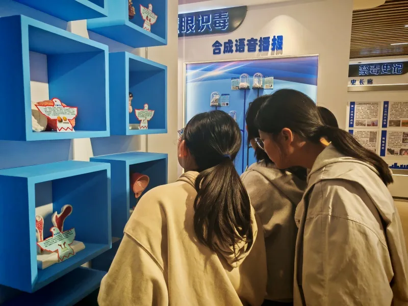近日,绥德县公安局联合县教体局组织高级中学100余名师生走进县禁毒教育基地