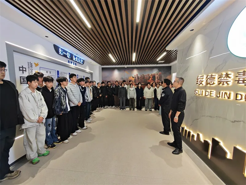 近日,绥德县公安局联合县教体局组织高级中学100余名师生走进县禁毒教育基地