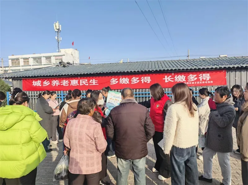 近日,榆阳区崇文路街道葡萄园社区采取“集中宣讲+入户走访”形式开展城乡居民养老保险专题宣传