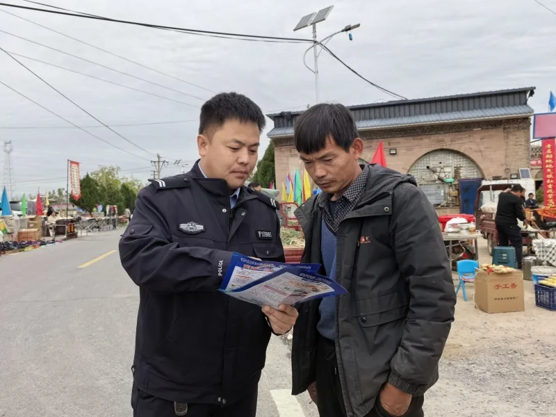近日,吴堡县公安局寇家塬派出所组织民辅警深入田间地头、枣场、养殖场和农户家中,开展巡逻防控、纠纷化解、反诈宣传和安全隐患排查