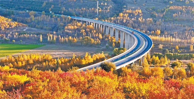 靖边县银湾大桥：秋染白于山 风景美如画