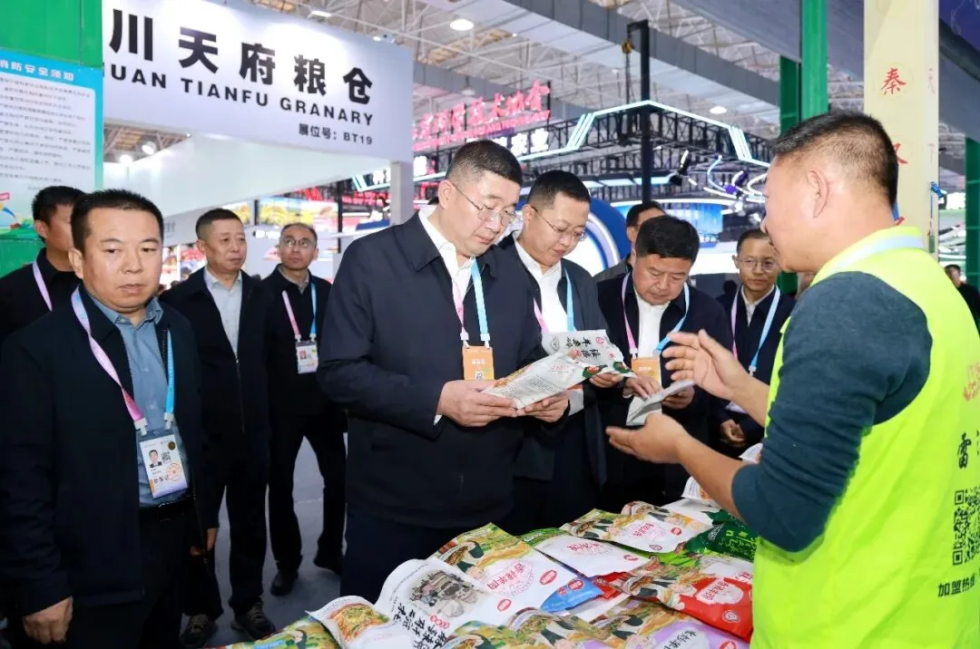 10月25日,绥德县组团参展第三十三届杨凌农高会,县级领导陈斌等查看山地苹果、沙地红薯等展区