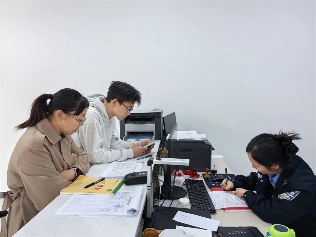 近日,2027届高考报名启动,吴堡县公安局寇家塬派出所针对考生