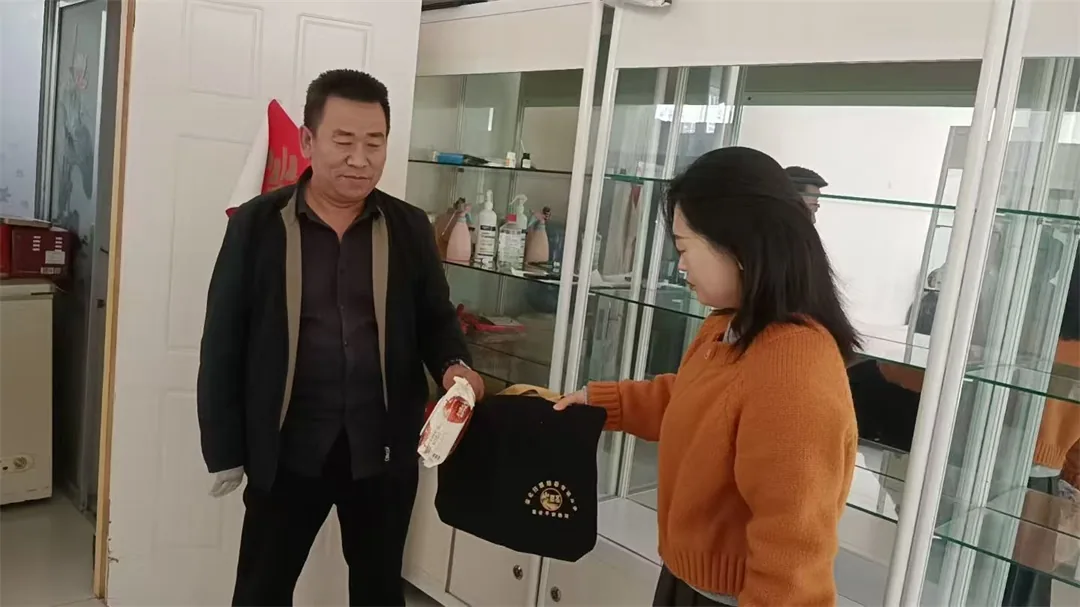 近日,榆阳区崇文路街道葡萄园社区组织网格员、志愿者开展扫黑除恶宣传活动