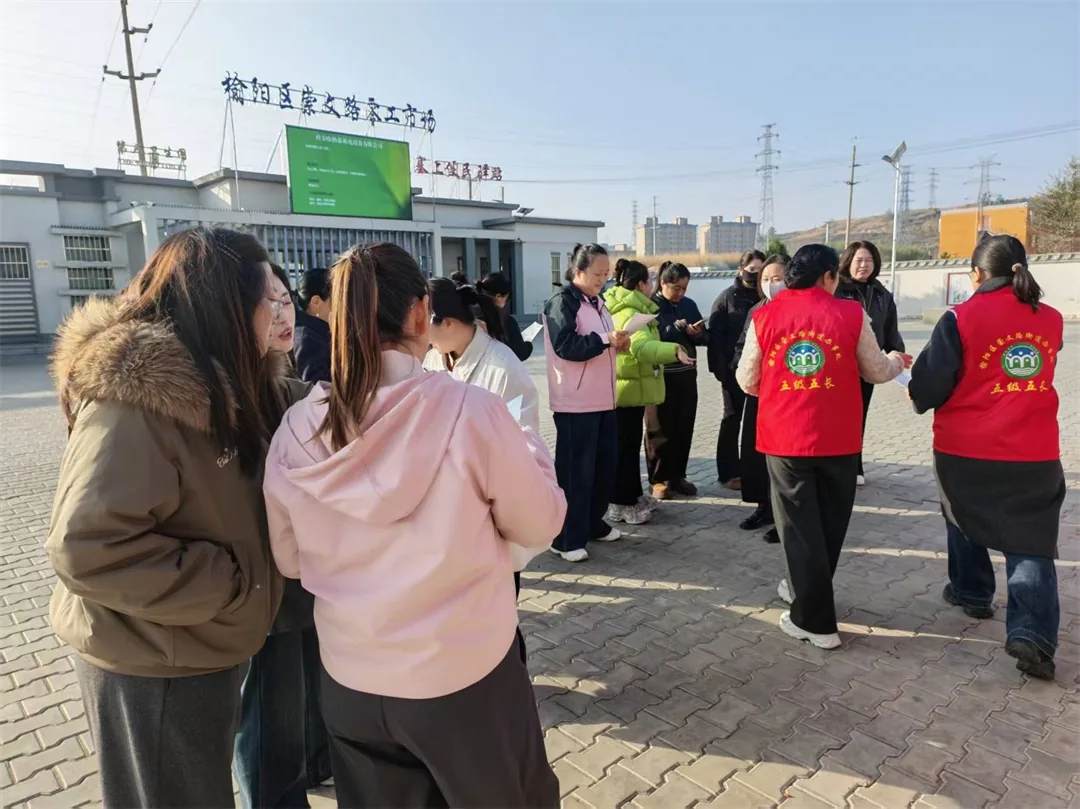 近日,榆阳区崇文路街道葡萄园社区组织网格员、志愿者开展扫黑除恶宣传活动