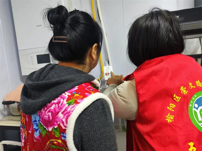 近日,榆阳区崇文路街道办统一采购家用安全报警器,富庆路社区组织工作人员逐户上门免费发放并手把手教安装使用