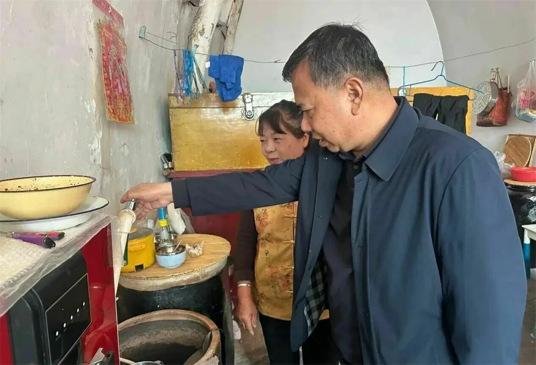 近日,清涧县退役军人事务局组织帮扶干部深入李家塔镇3个村开展入户走访