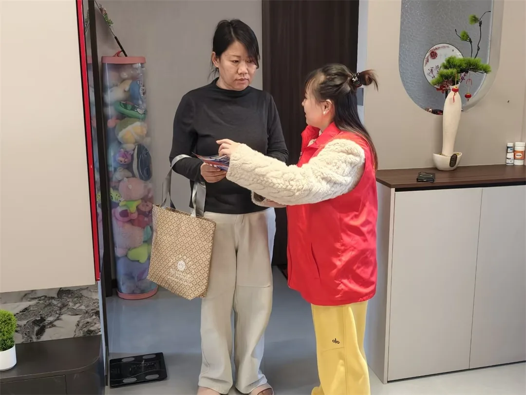 崇文路街道寨城庄社区开展“安全宣传进家门 平安守护零距离”宣传活动