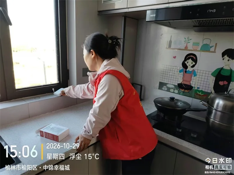 近日,榆阳区崇文路街道办统一采购家用安全报警器,富庆路社区组织工作人员逐户上门免费发放并手把手教安装使用