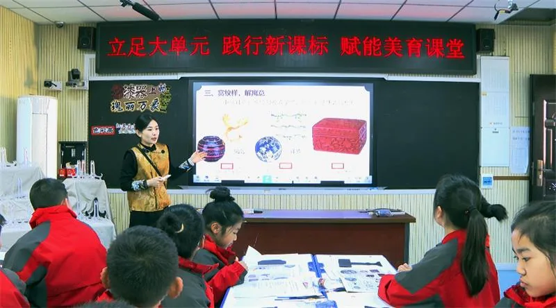 10月28日，绥德县小学美术学科教研活动在第二小学举行，全县教务主任及美术教师参加。