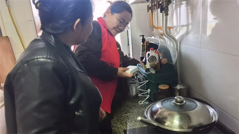 近日,榆阳区崇文路街道办统一采购家用安全报警器,富庆路社区组织工作人员逐户上门免费发放并手把手教安装使用
