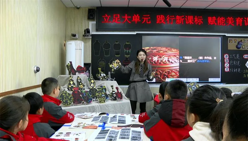 10月28日，绥德县小学美术学科教研活动在第二小学举行，全县教务主任及美术教师参加。