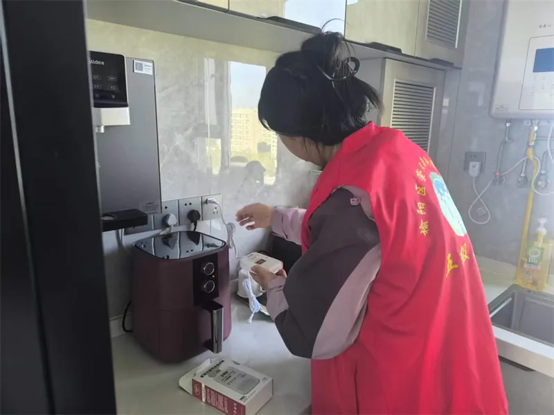 近日,榆阳区崇文路街道办统一采购家用安全报警器,富庆路社区组织工作人员逐户上门免费发放并手把手教安装使用