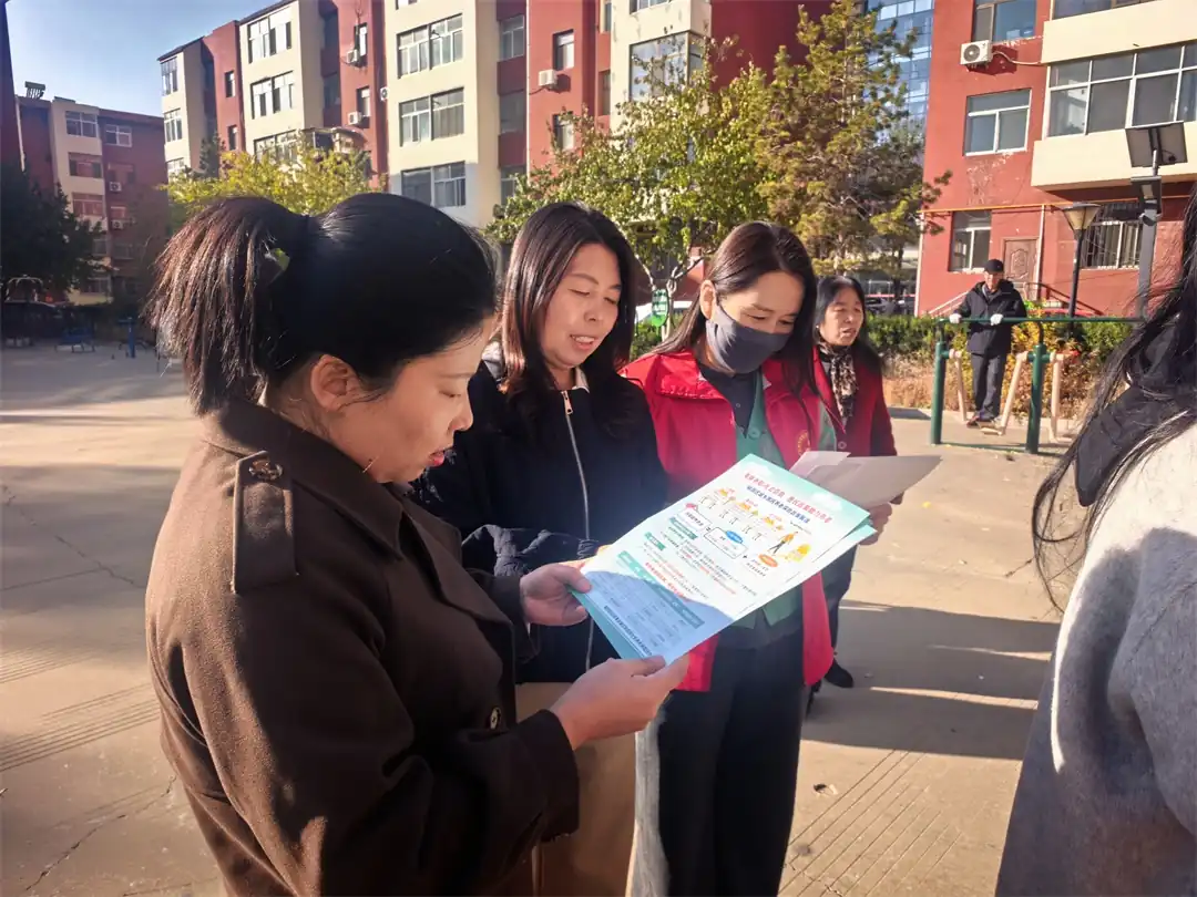 近日，榆阳区崇文路街道芹涧路社区一毛小区开展居民养老保险宣传志愿服务活动