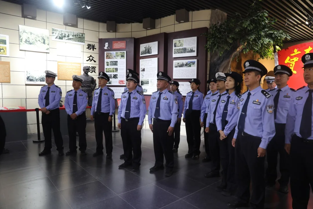 靖边公安先后组织党员民辅警代表赴小河会议旧址、延安革命纪念馆、郝家桥革命旧址、绥德革命纪念馆等地，开展红色教育活动。