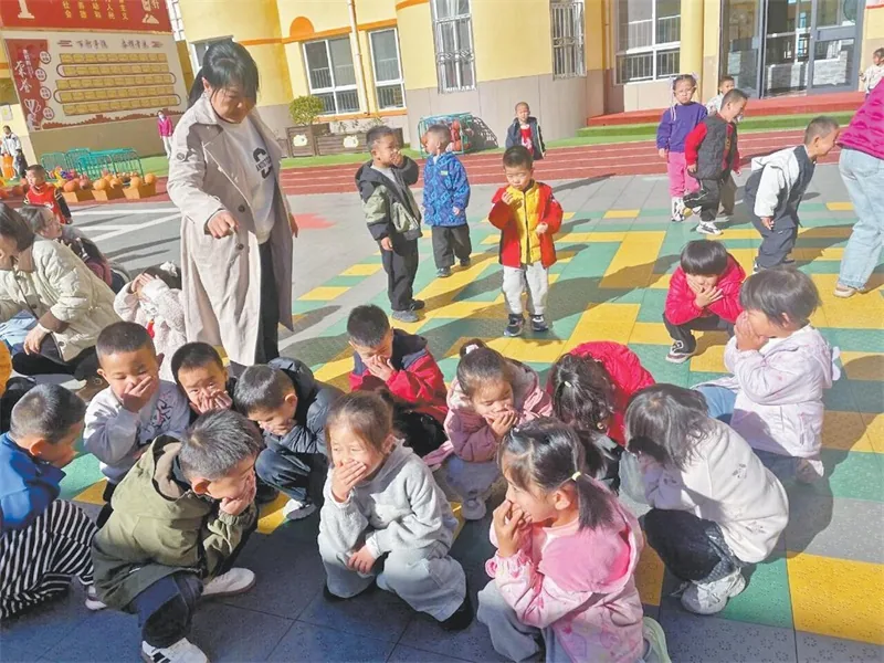 子洲县第一幼儿园开展防震应急疏散演练活动