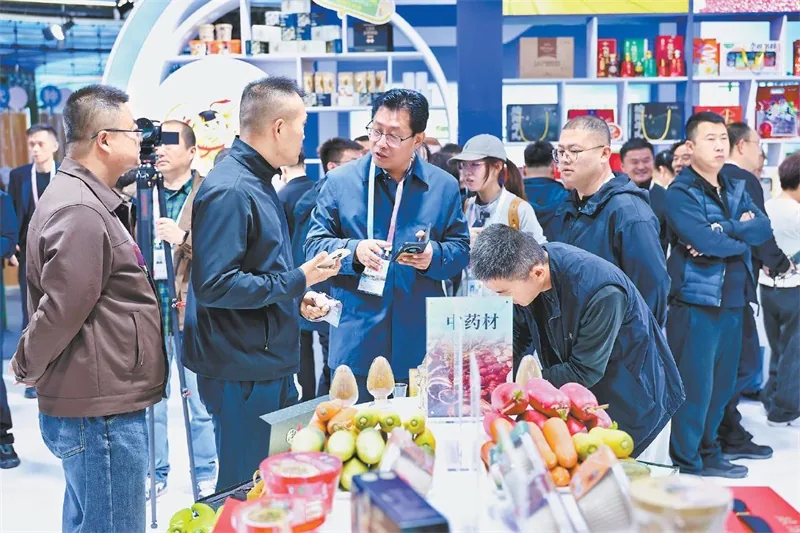 在农高会榆林展区上,客商驻足了解农产品、洽谈合作。记者康少勇摄