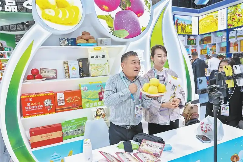 主播通过网络推介榆林特色农产品