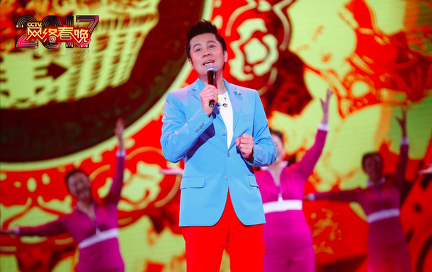 CCTV网络春晚开播 大鹏为妈妈献歌当场泪奔