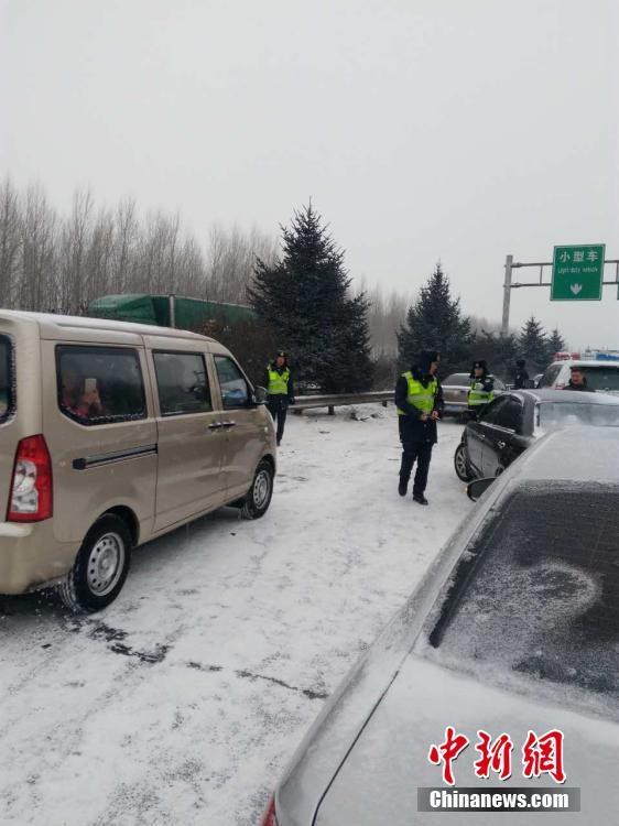 哈绥高速百车相撞：40余辆车受损严重