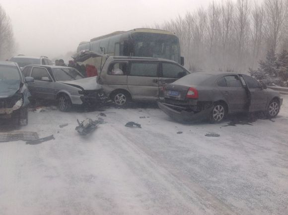 哈绥高速百辆连撞致2死3伤 40余辆车受损严重
