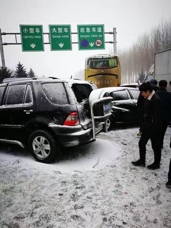 哈绥高速百辆连撞致2死3伤 40余辆车受损严重