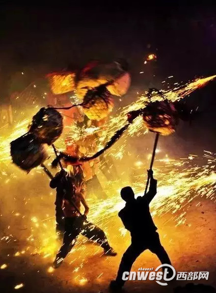 陕西安康鲁家村巧打“文化旅游牌” 传统火龙表演成名片