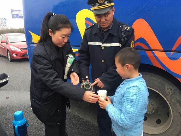 西汉高速秦岭宁陕段今上午迎来强降雪 涝峪口收费站积极服务过往司乘