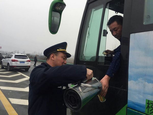 西汉高速秦岭宁陕段今上午迎来强降雪 涝峪口收费站积极服务过往司乘