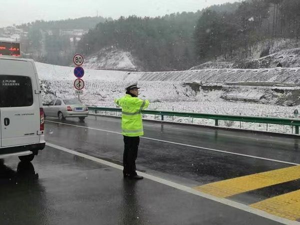 安康大范围雨雪天气多路段积雪结冰 交警提醒勿走西汉高速 安康大范围雨雪天气多路段积雪结冰 交警提醒勿走西汉高速